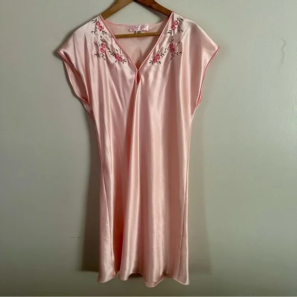MOVED➡️ @lookmostlikely | Vintage Oscar de la Renta Pink Label Satin Nightgown - Picture 2 of 10